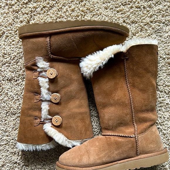 UGG Women's Bailey Button Triplet Winter Boot. Size 4.0. Chestnut - Picture 2 of 6